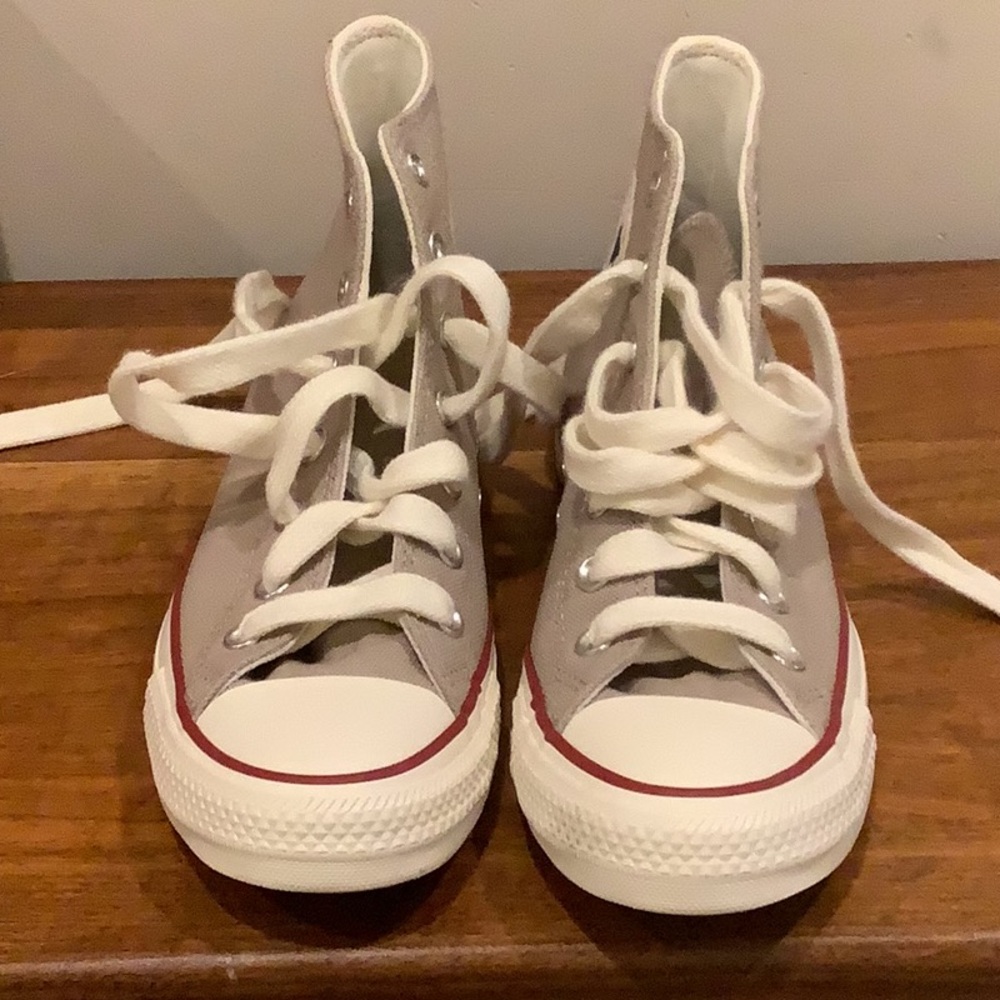 Chuck Taylor converse all star hi top..never worn. Size 8 - Picture 8 of 10